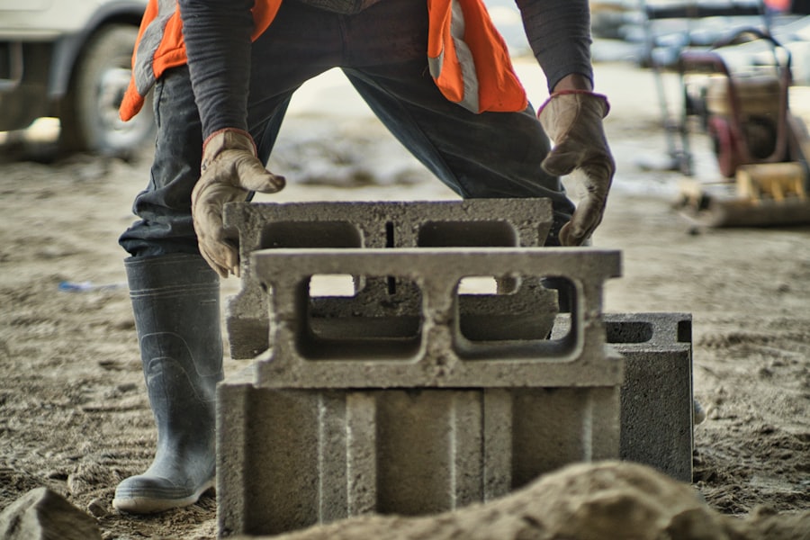 Maurer bei Betonarbeiten