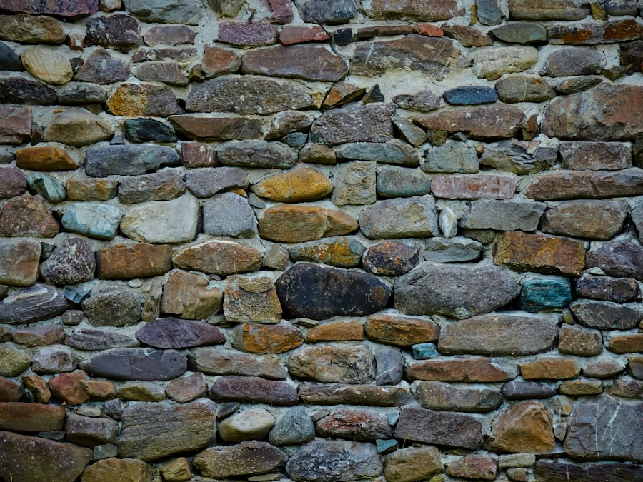 Natursteinmauer aus geschichteten Steinen
