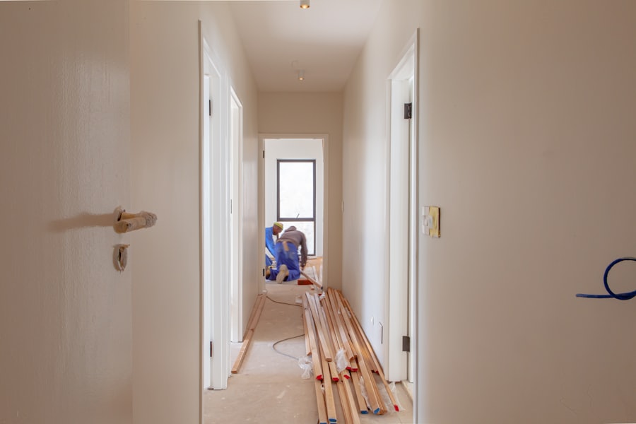 Zwei Handwerker beim Umbau eines Hauses