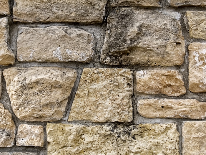 Nahaufnahme einer Natursteinmauer