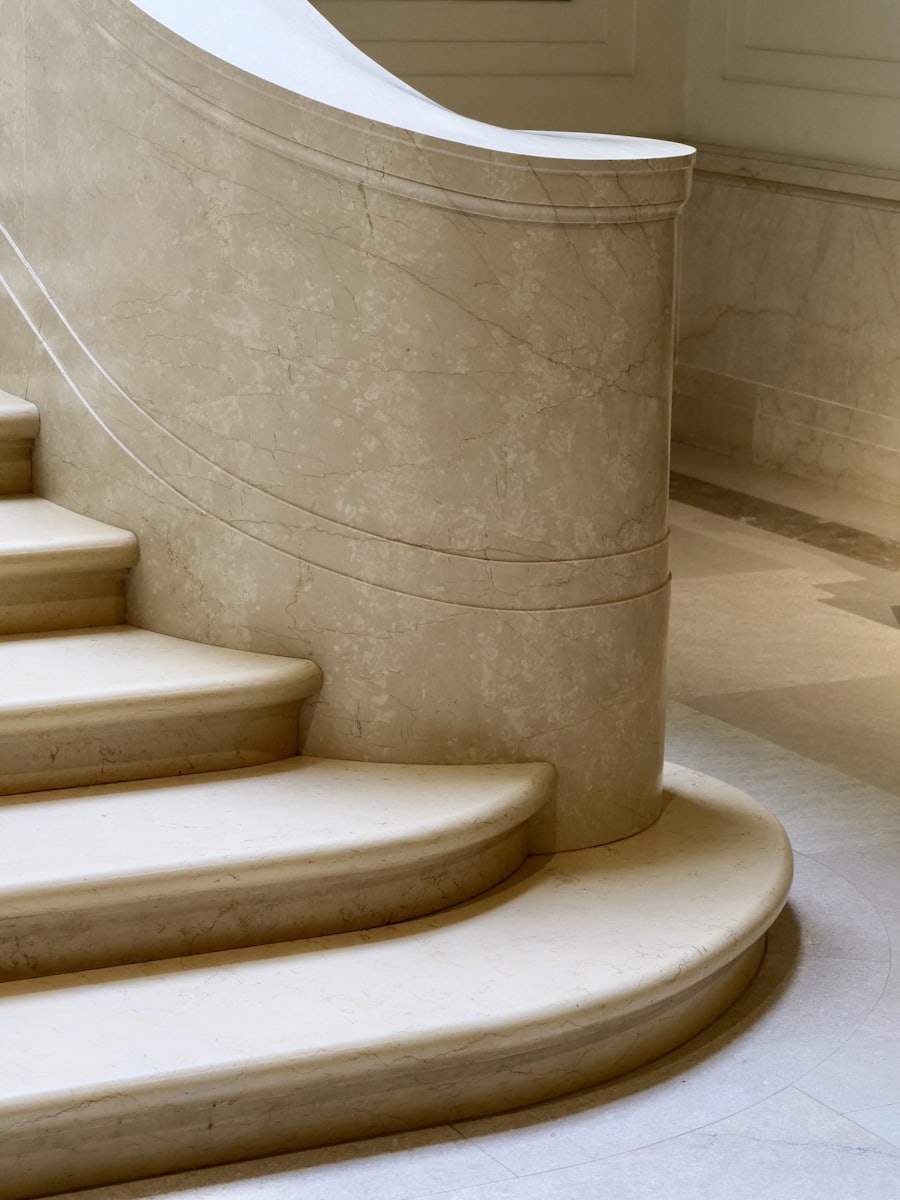Geschwungene Marmortreppe